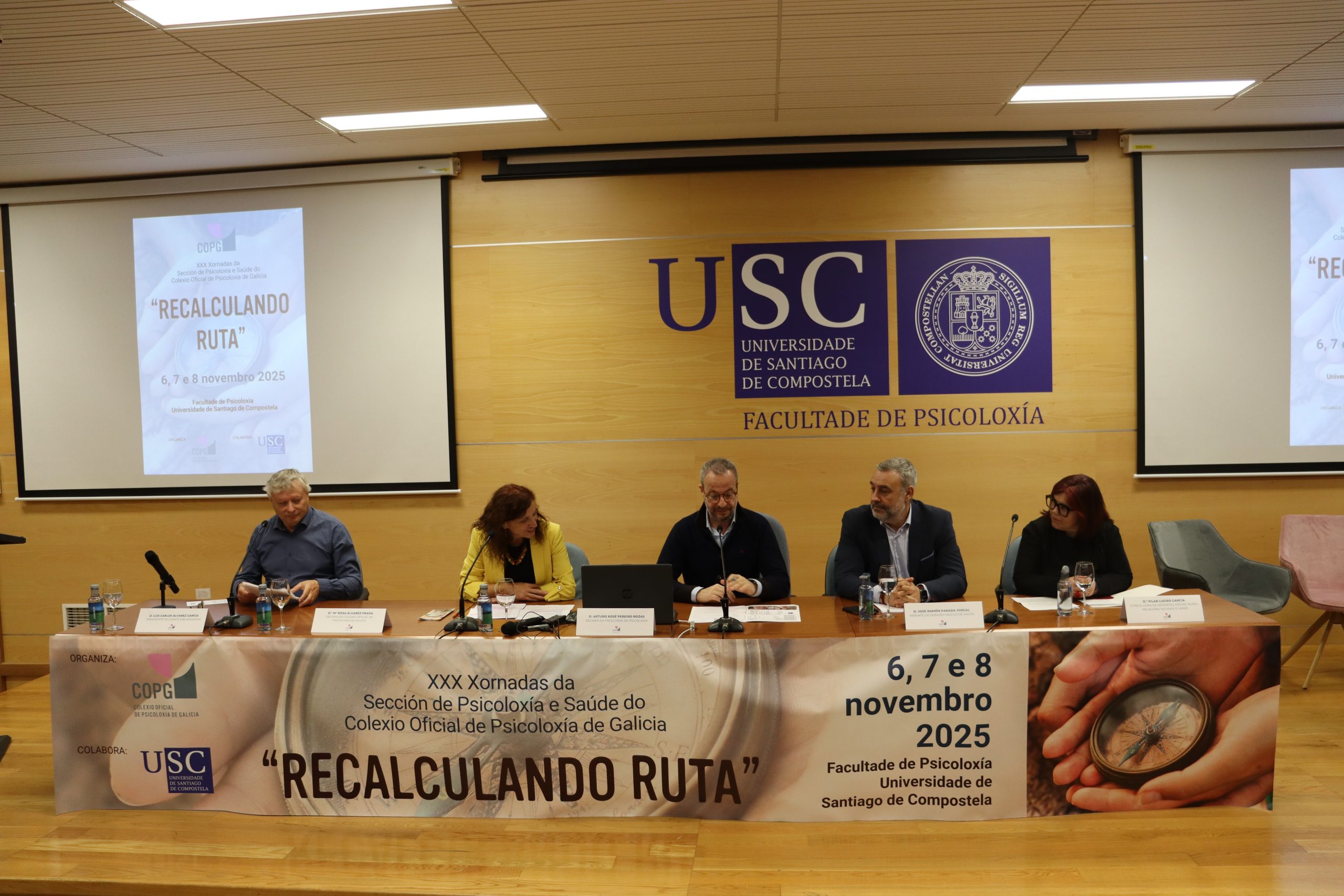Luis Carlos Álvarez García, presidente do Comité Organizador das Xornadas; Mª Rosa Álvarez Prada, decana do Colexio Oficial de Psicoloxía de Galicia; Arturo X. Pereiro, decano da Facultade de Psicoloxía da USC; José Ramón Parada Jorgal, xerente do Servizo Galego de Saúde; Pilar Lueiro García, concelleira de Deportes, Festas, Rural, Relacións Veciñais e UMAD.